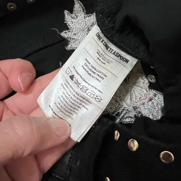 One Teaspoon Bandits Low Rise Relaxed Black Denim Floral Embroidered Shorts 26 - Picture 7 of 11